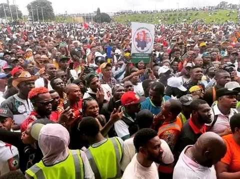 Suspected Thugs Attacks Labour Party Rally In Lekki, Many Injured