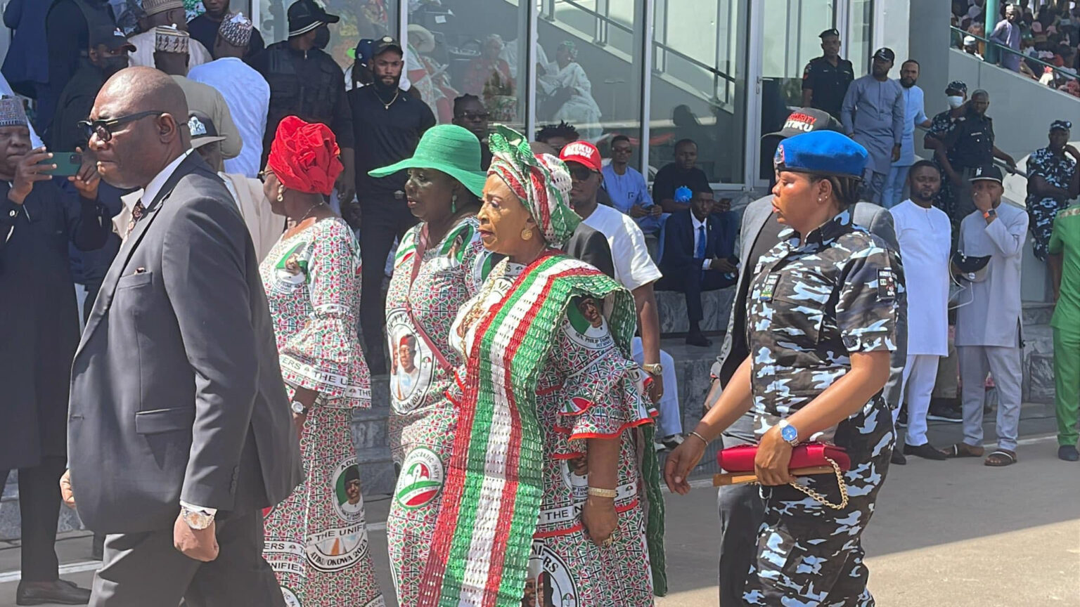 What Police Will Do The To Female Officer Carrying Bag For VIP At Atiku’s Anambra Rally