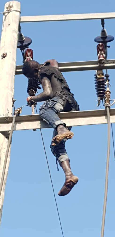 Suspected Cable Thief, Electrocuted While Vandalizing Pole Inside UNZIK Awka, Anambra