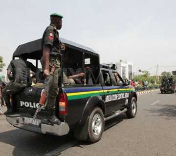 Anambra Policemen At A Check Point Neutralizes 4-Man Armed Gang Who Attempted To Shoot Them  During Stop and Search