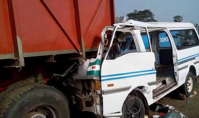 Mini Bus Drivers Slumps On Steering, Dies Later After Causing Accident, Passengers Injured
